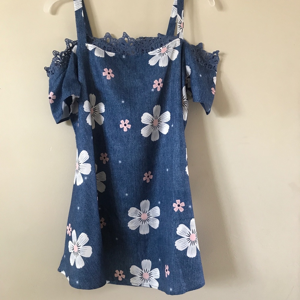 Floral Dress with Lace trimmed Bodice. Chambray with Flower print. Large